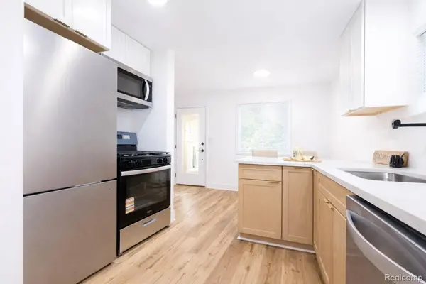 359 Edgewood PL, Ferndale, MI 48220