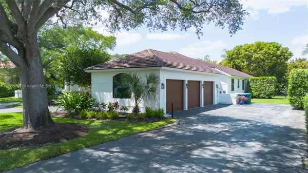 6821 SW 104th St, Pinecrest, FL 33156