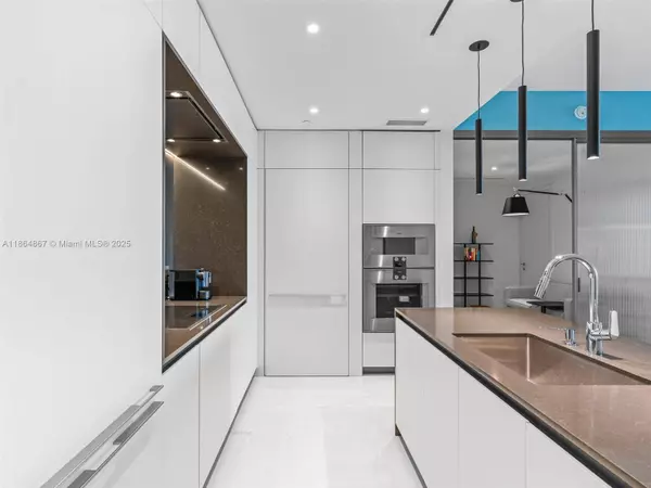 300 Biscayne Blvd #2505, Miami, FL 33131