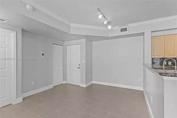 6861 SW 44th St #204, Miami, FL 33155