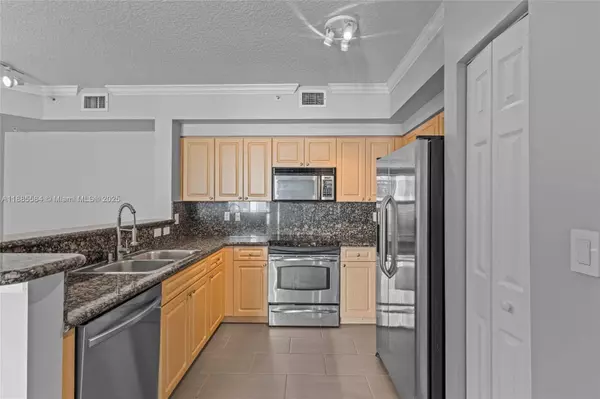 6861 SW 44th St #204, Miami, FL 33155