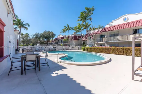 6705 N Kendall Dr #306, Pinecrest, FL 33156