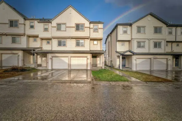 17 Copperfield CT SE, Calgary, AB T2Z 4Z3