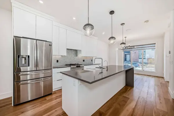 3704 28 AVE SW, Calgary, AB T3E 2Z9