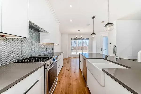 3704 28 AVE SW, Calgary, AB T3E 2Z9