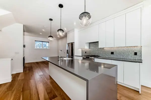 3704 28 AVE SW, Calgary, AB T3E 2Z9