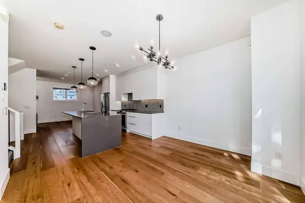 3704 28 AVE SW, Calgary, AB T3E 2Z9