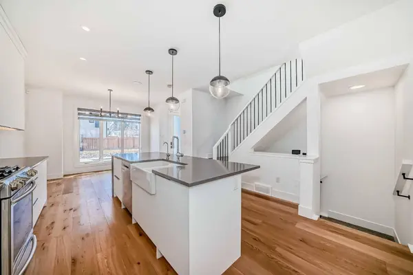 3704 28 AVE SW, Calgary, AB T3E 2Z9