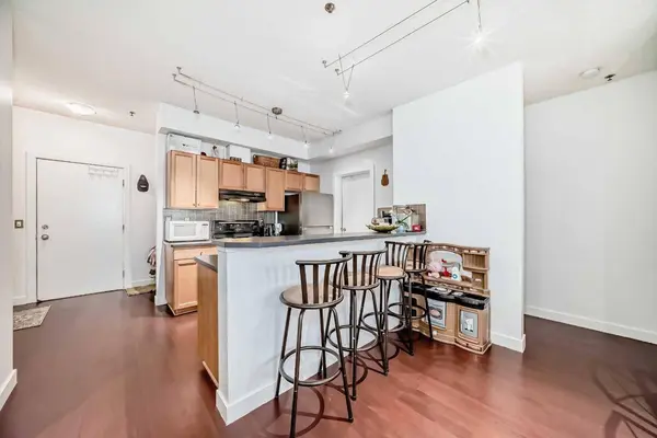 1000 15 AVE SW #201, Calgary, AB T2R 0S6