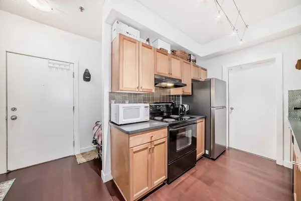 1000 15 AVE SW #201, Calgary, AB T2R 0S6