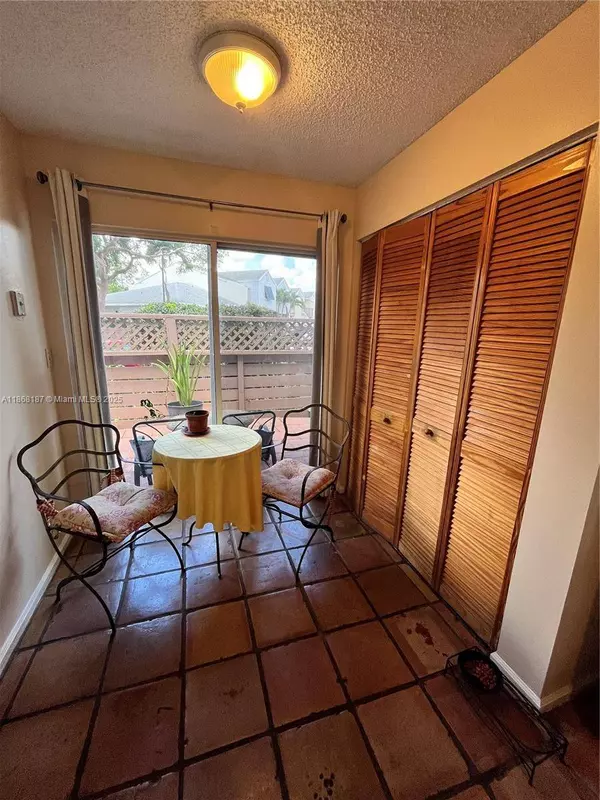 4824 S Hemingway Cir, Margate, FL 33063