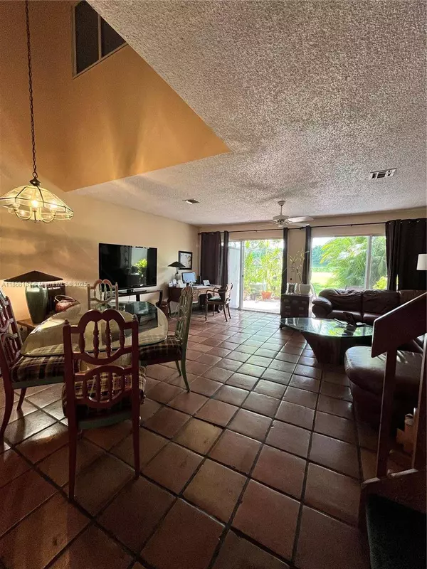 4824 S Hemingway Cir, Margate, FL 33063