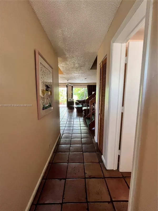 4824 S Hemingway Cir, Margate, FL 33063