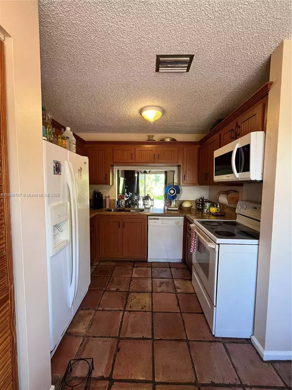 4824 S Hemingway Cir, Margate, FL 33063