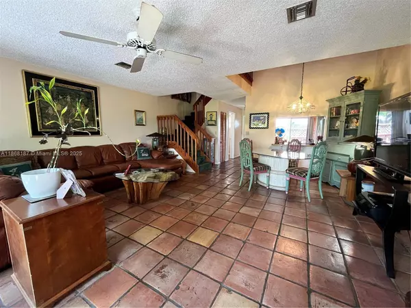 4824 S Hemingway Cir, Margate, FL 33063