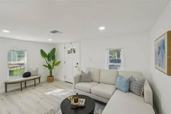 2111 E ELLICOTT ST, Tampa, FL 33610