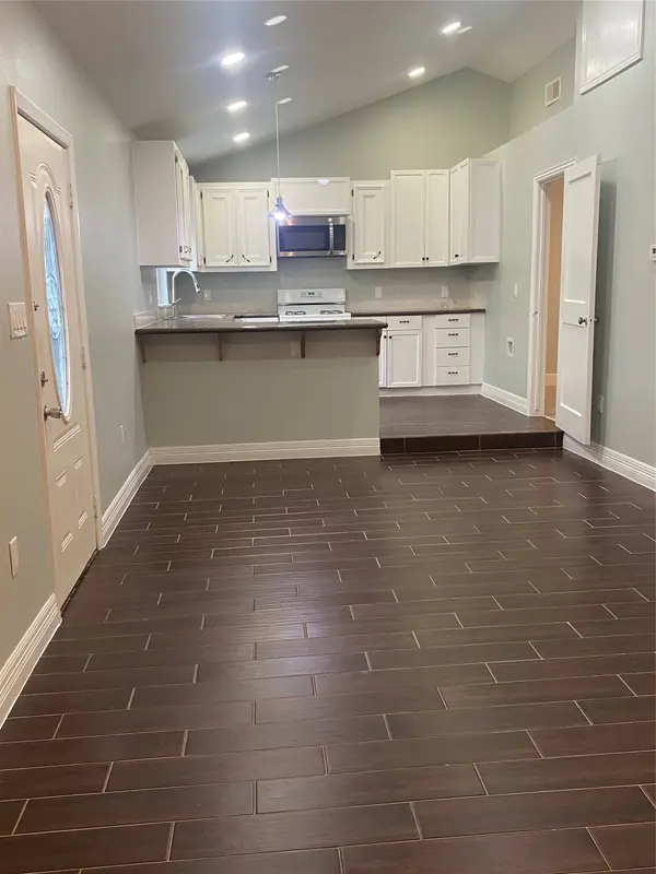 7 Dowling ST #B, La Marque, TX 77568