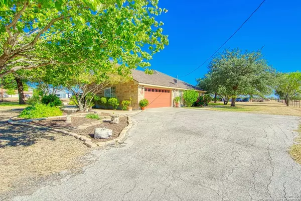 15260 Miller Rd, St Hedwig, TX 78152