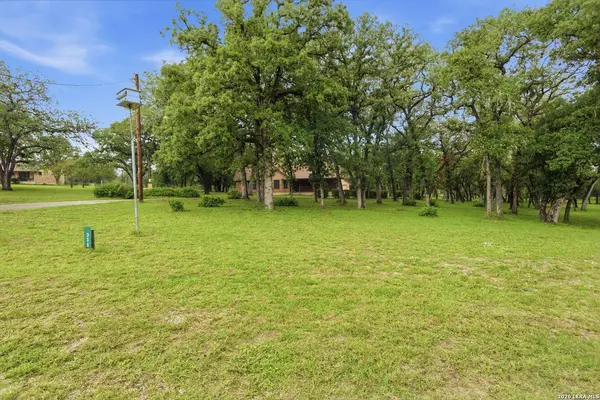 338 Twin Oaks Dr, La Vernia, TX 78121