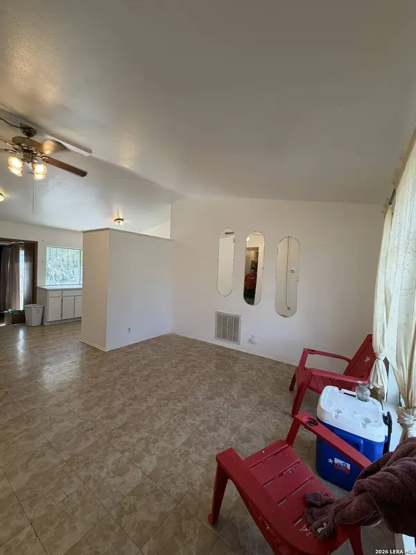 6202 TRAIL VALLEY DR, San Antonio, TX 78242
