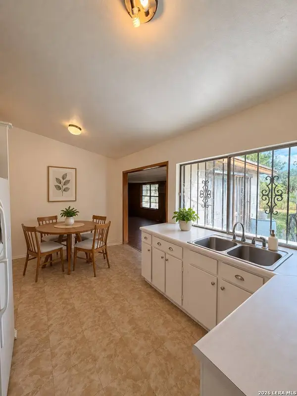 6202 TRAIL VALLEY DR, San Antonio, TX 78242