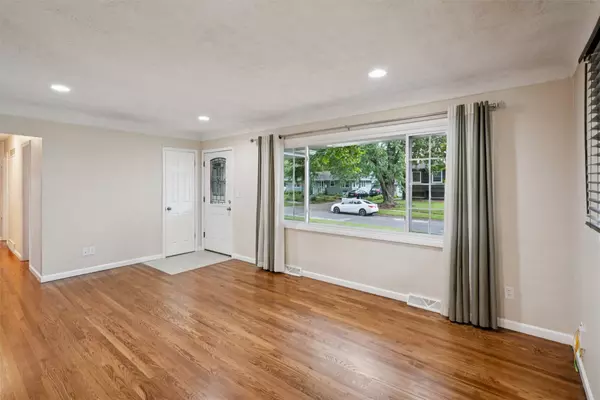 3912 82nd Street, Urbandale, IA 50322