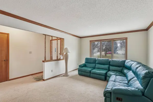 9601 Dennis Drive, Urbandale, IA 50322
