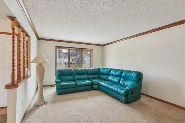 9601 Dennis Drive, Urbandale, IA 50322