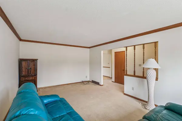 9601 Dennis Drive, Urbandale, IA 50322