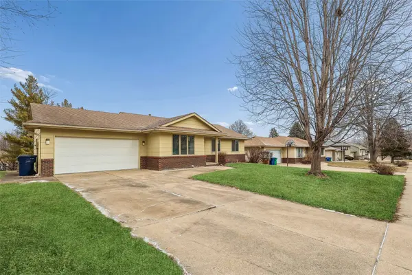 9601 Dennis Drive, Urbandale, IA 50322