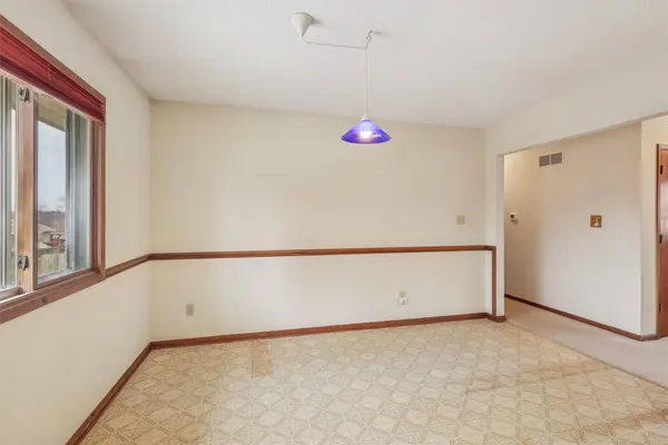 9601 Dennis Drive, Urbandale, IA 50322