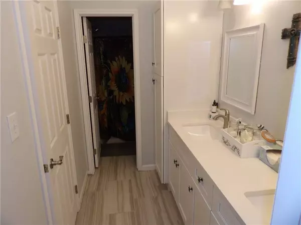 930 Redwood AVE, Rockport, TX 78382