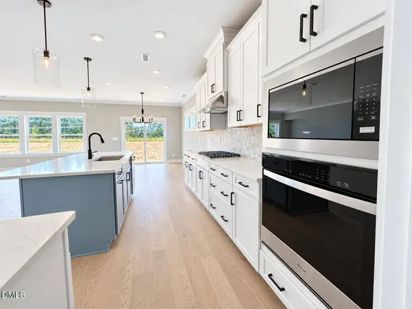 302 Barrow Mdws DR, Zebulon, NC 27597