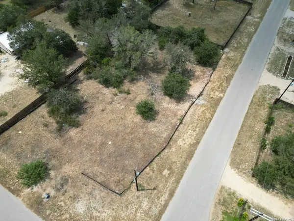 100 Villa Ridge, Poteet, TX 78065