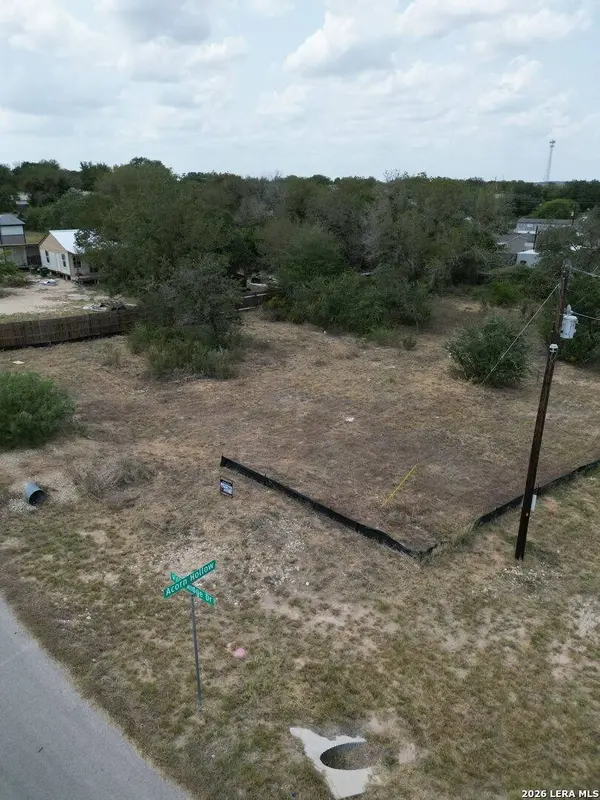 100 Villa Ridge, Poteet, TX 78065