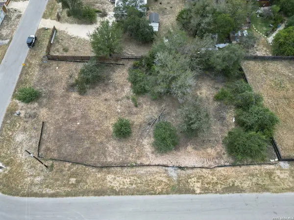 100 Villa Ridge, Poteet, TX 78065