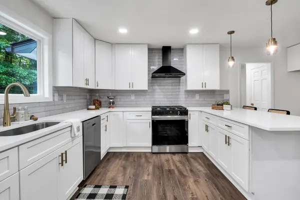 529 Greystone Trl NE, Marietta, GA 30068-3238