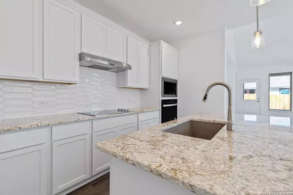 128 Heidi Hill, Castroville, TX 78009