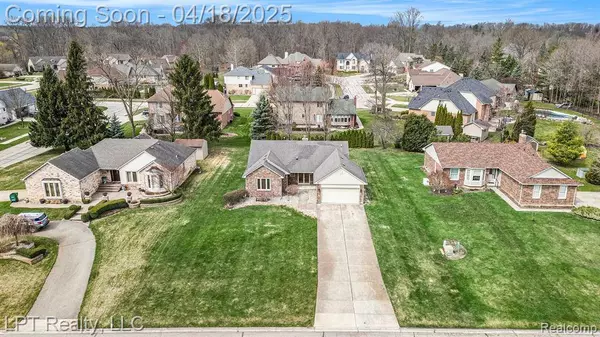 61867 WOODFIELD Way, Washington Twp, MI 48094