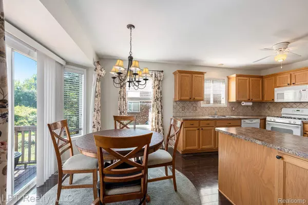 45550 Rathmore DR E, Macomb, MI 48044