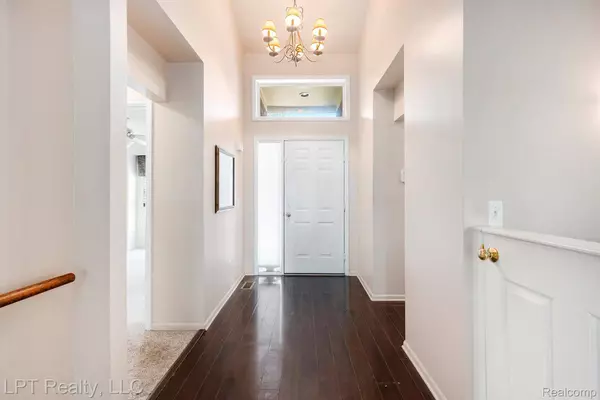 45550 Rathmore DR E, Macomb, MI 48044