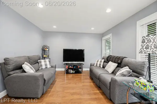 829 Langdon CT, Rochester Hills, MI 48307