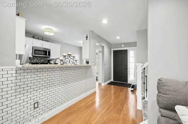 829 Langdon CT, Rochester Hills, MI 48307