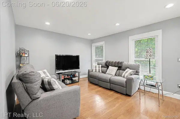 829 Langdon CT, Rochester Hills, MI 48307