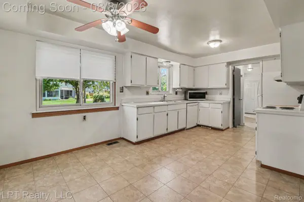 4100 Gatesford Circle DR, Troy, MI 48085