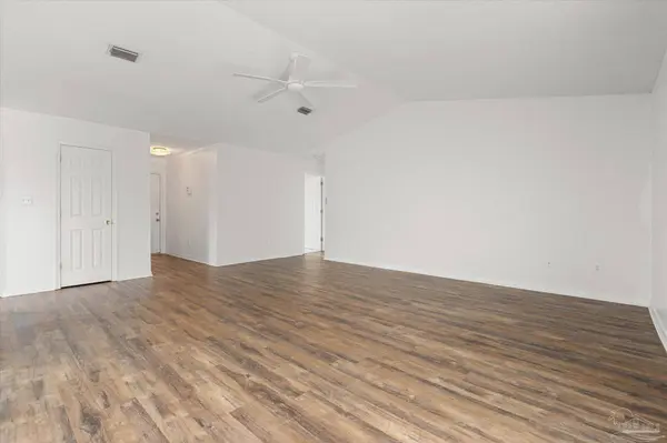 8836 Waynell Ct, Navarre, FL 32566