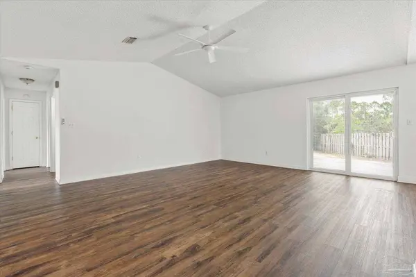 8836 Waynell Ct, Navarre, FL 32566