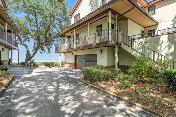 80 Baybridge Dr, Gulf Breeze, FL 32561