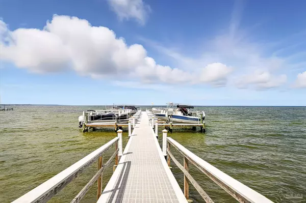 80 Baybridge Dr, Gulf Breeze, FL 32561