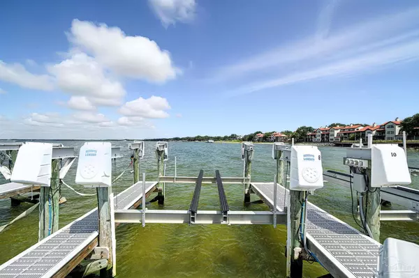 80 Baybridge Dr, Gulf Breeze, FL 32561